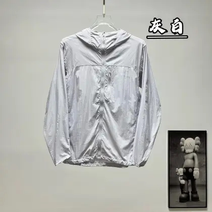 (顶级版本) ARC‘TERYX |始祖鸟P72连帽防晒衣 货号:S038 颜色:黑色、灰白、米白、藏青、卡其色、橙色、竹月蓝、破晓蓝、层云蓝、绿拼接、粉色 推出的P72系列连帽防晒衣,主打春夏户外防晒与轻量防护场景 ✅ 夏季户外徒步、露营、登山,应对紫外线与多变天气 ✅ 日常通勤、逛街、差旅,搭配T恤、短袖衬衫都适配 ✅ 轻运动场景,比如慢跑、骑行、健身房训练,透气不闷汗 ✅ 周末出游、城市漫步,防晒清爽又自带质感 ✨ 1. 功能性面料:采用高密锦纶防晒面料,具备UPF120+专业防晒效果,可有效阻隔紫外线;面料轻量透气,自带凉感,夏季穿着清爽不闷汗;搭配DWR防泼水涂层,可应对突发小雨和潮湿环境,同时面料抗撕裂、易收纳,方便户外携带. 2. 实用细节设计: ◦ 连帽设计,可全方位保护颈部、面部,避免阳光直射; ◦ 全拉链开合设计,穿脱方便,也可根据需求调节透气度; ◦ 胸前带有始祖鸟刺绣/印花标识,低调提升品牌辨识度; ◦ 绿拼接款采用撞色拼接设计,增加视觉层次感,同时不同面料分区提升了关键部位的耐磨与透气性能; ◦ 下摆与袖口采用微收设计,可防止风灌入,也能防止蚊虫侵入. 3. 版型剪裁:宽松休闲的落肩版型,对身材包容度高,不挑肩宽与体型,兼顾户外实用性与日常穿搭的休闲感,叠穿T恤、卫衣也毫无压力. 🏔️ 始祖鸟(ARC'TERYX)作为加拿大高端户外品牌,以硬核的户外科技和极简的设计美学著称.这款P72防晒衣延续了品牌的功能性基因,将专业户外的防晒、防泼水科技融入日常休闲设计中,弱化了专业户外的厚重感,更适合城市与户外的多场景切换,是户外爱好者和都市青年夏季穿搭的热门选择.